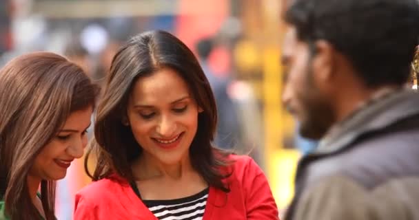 Two women shopping for necklace and earrings at street market — Stockvideo