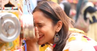 Women looking into bioscope at Surajkund Mela