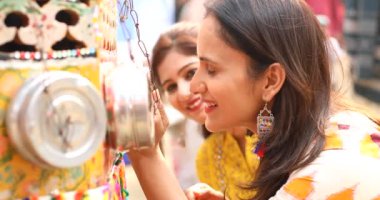 Women looking into bioscope at Surajkund Mela