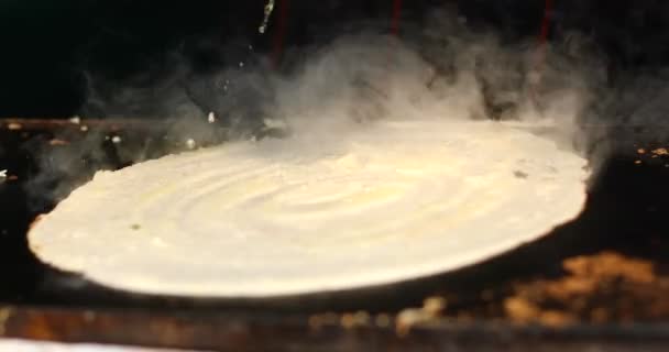 Cocinar masala dosa en Surajkund Mela puesto de comida — Vídeo de stock