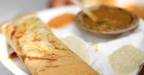 Cocinar masala dosa en Surajkund Mela puesto de comida — Vídeos de Stock