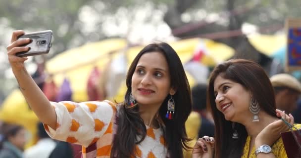 Dos mujeres tomando selfie en Surajkund Mela — Vídeos de Stock