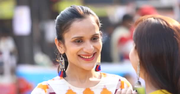 Two women having fun at Surajkund Mela — Stock video