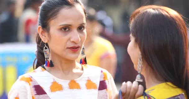 Two women having fun at Surajkund Mela — Stock video