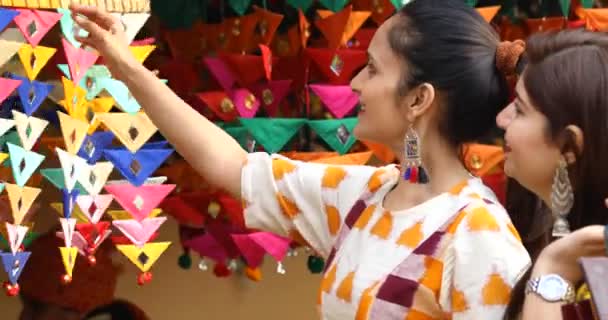 Women shopping for souvenirs at Surajkund Mela — Stock Video