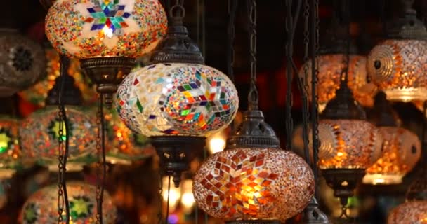 Hanging light decorations for sale at market — Stockvideo