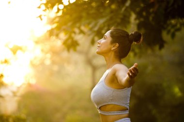 Parkta egzersiz yapan güzel bir kadın.