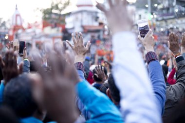 Hacılar Ganga Aarti sırasında Har Ki Pauri 'de dua ediyorlar.