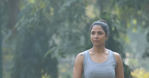 Fit sportvrouw ochtend joggen in het park — Stockvideo