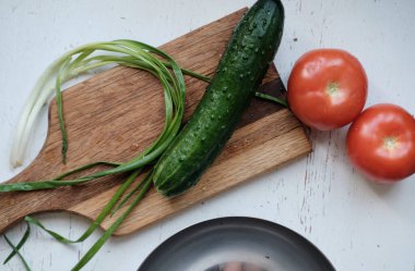 Tahta masada taze sebzeler.