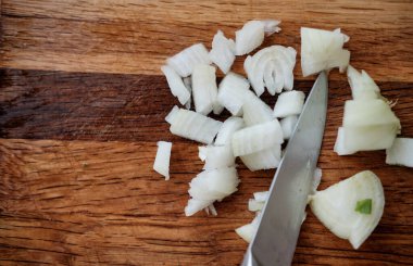 Tahtada doğranmış soğan
