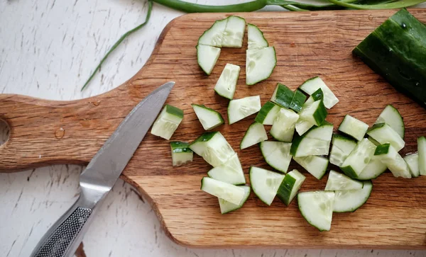 Doğranmış tahtada yeşil salatalık