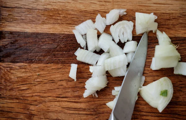 Tahtada doğranmış soğan