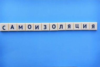 Parlak mavi bir arka planda Rusça 