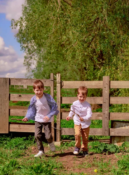 Mutlu çocuklar doğada koşar.