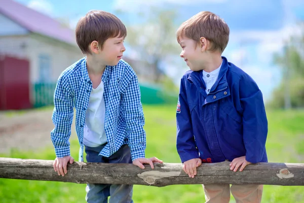 Çocuklar çitlerden tırmanıyor.