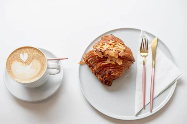 Tasse Kaffee Mit Croissant — Stockfoto