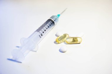 Yeşil şırınga ile 2 ml su ve Pill sarı ve beyaz uçlu.