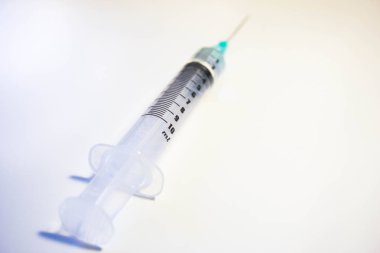 Yeşil şırınga ile 2 ml suyun uçlu.