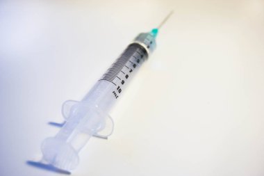 Yeşil şırınga ile 2 ml suyun uçlu.