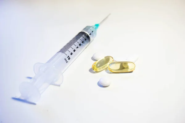 Yeşil şırınga ile 2 ml su ve Pill sarı ve beyaz uçlu.