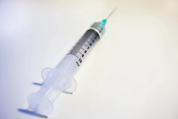 Yeşil şırınga ile 2 ml suyun uçlu.