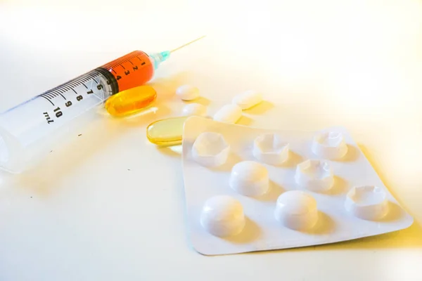İçeren kırmızı sıvı (kan) hapları ve Blister yanında şırınga