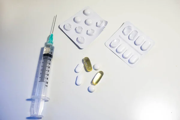 Hapları ile 2 ml şırınga da dahil olmak üzere çeşitli ilaç