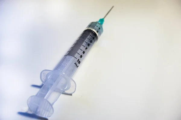 Yeşil şırınga ile 2 ml suyun uçlu.