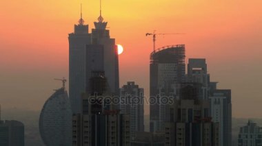 Dubai şehir üzerinde günbatımında görüntülemek