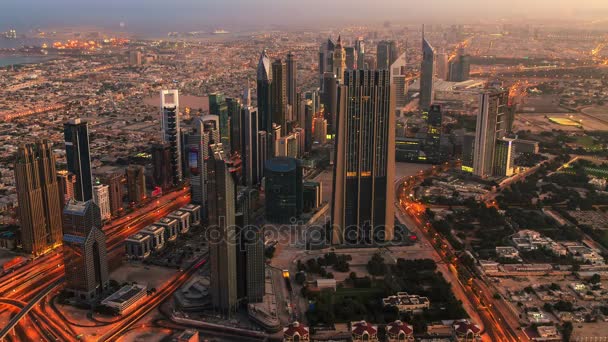 Vista de la ciudad y el tráfico de Dubai al amanecer — Vídeo de stock