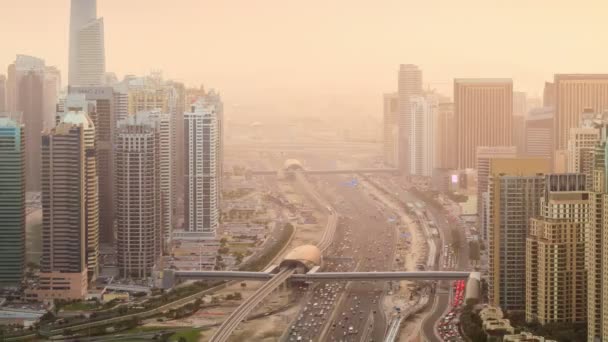 Вид на город и движение в Дубае на закате — стоковое видео
