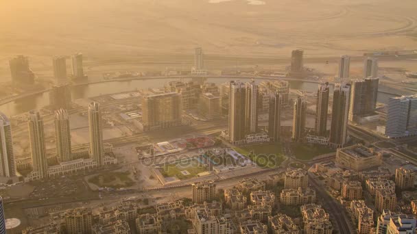 Visa på staden och trafik av Dubai vid soluppgången — Stockvideo