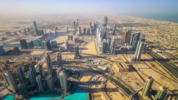 Nézd city és Dubai forgalom napkeltekor — Stock videók