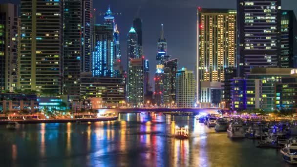 Dubai Marina con barcos — Vídeo de stock