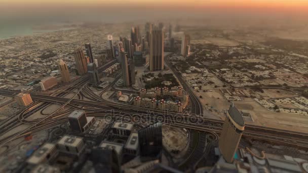 Visa på staden och trafik av Dubai vid soluppgången — Stockvideo