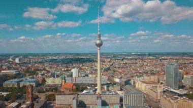Berlin şehir mimarisinin havadan görünüşü. Yaşayan evler ve iş binaları.