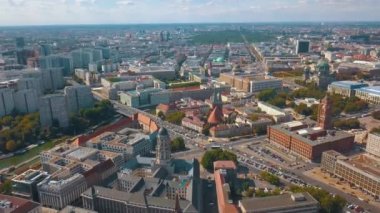 Berlin şehir mimarisinin havadan görünüşü. Yaşayan evler ve iş binaları.
