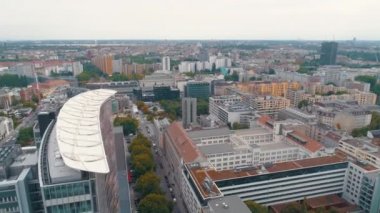 Berlin şehir mimarisinin havadan görünüşü. Yaşayan evler ve iş binaları.