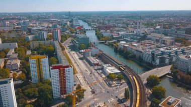 Berlin şehir mimarisinin havadan görünüşü. Yaşayan evler ve iş binaları.