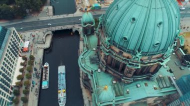 Berlin şehir mimarisinin havadan görünüşü. Yaşayan evler ve iş binaları.