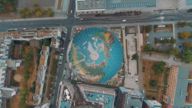 Berlin şehir mimarisinin havadan görünüşü. Yaşayan evler ve iş binaları.