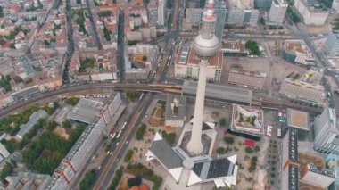 Berlin şehir mimarisinin havadan görünüşü. Yaşayan evler ve iş binaları.