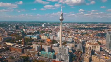 Berlin şehir mimarisinin havadan görünüşü. Yaşayan evler ve iş binaları.