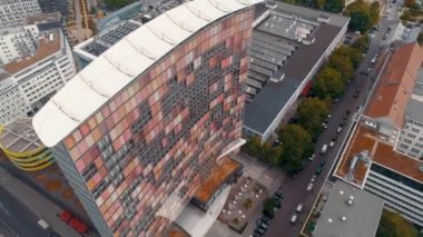 Berlin şehir mimarisinin havadan görünüşü. Yaşayan evler ve iş binaları.