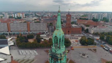 Berlin şehir mimarisinin havadan görünüşü. Yaşayan evler ve iş binaları.