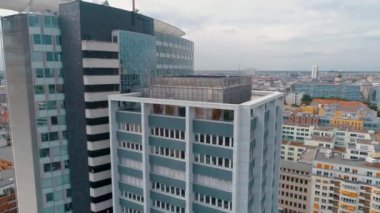 Berlin şehir mimarisinin havadan görünüşü. Yaşayan evler ve iş binaları.