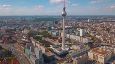 Berlin şehir mimarisinin havadan görünüşü. Yaşayan evler ve iş binaları.