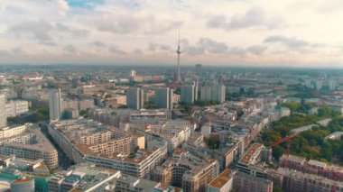 Berlin şehir mimarisinin havadan görünüşü. Yaşayan evler ve iş binaları.