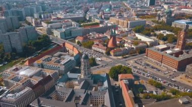 Berlin şehir mimarisinin havadan görünüşü. Yaşayan evler ve iş binaları.